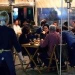 Decenas de personas en una terraza de la Plaza Cristo del Rescate de Murcia