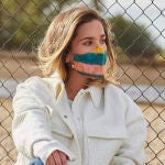 María Pombo luce en la imagen una de las mascarillas que ha diseñado.