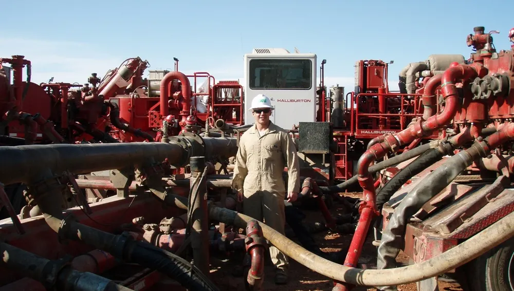 Proceso de mezclado de los fluidos del fracking con agua para ser inyectados en la tierra.