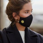 María Pombo luce en la imagen una de las mascarillas que ha diseñado.