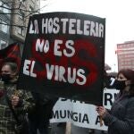 Hosteleros recorren las calles en protesta por los cierres