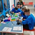 Un grupo de jóvenes ingresados en Coria del Río (Sevilla) asiste a una clase en el primer centro hospitalario andaluz dedicado en exclusividad a adolescentes con problemas de conducta, según sus promotores