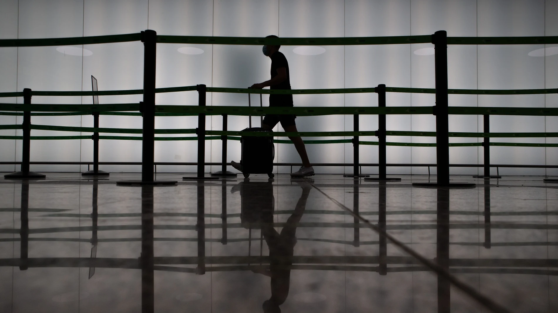 Un pasajero en la terminal semivacía de un aeropuerto español