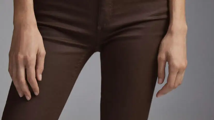 Pantalones efecto piel.