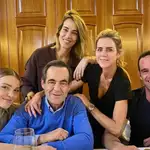 El ex ministro José Bono junto a sus cuatro hijos: Sofía, Ana, Amelia y José Jr.