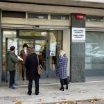 Vista general del juzgado de instrucción 5 de Sueca ocupa un local, junto a un colegio público, que no reúne las condiciones necesarias para cumplir su función. Las declaraciones de las vistas se celebran en el mostrador de la entrada y pueden ser vistas y escuchadas por los transeúntes
