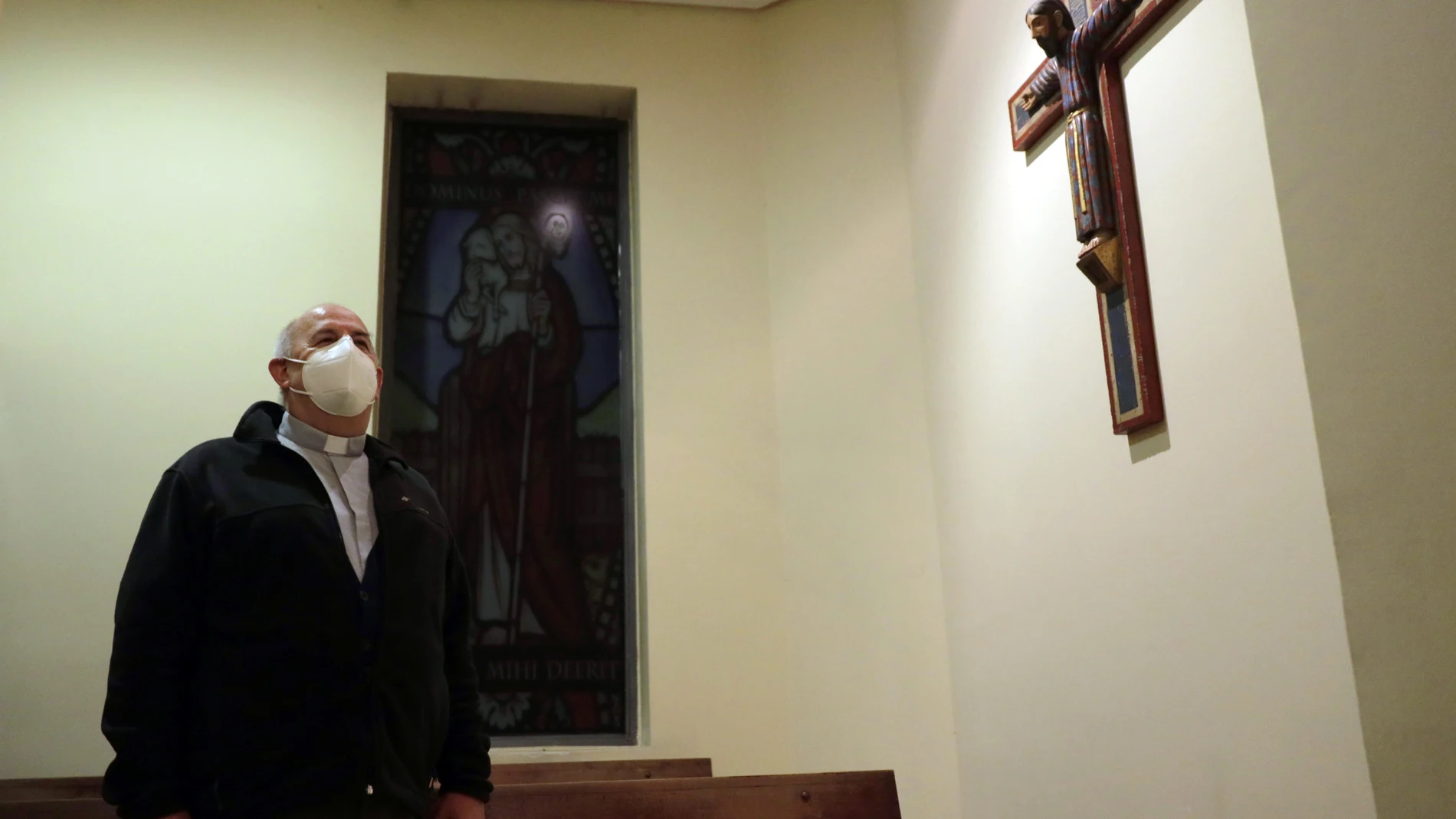 El párroco ayer en la Iglesia de Nuestra Señora de los Dolores en Madrid donde empezará el jueves la geolocalización
