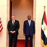 Fotografía de archivo del 25 de agosto de 2020, el secretario de Estado de Estados Unidos, Mike Pompeo, junto al general sudanés Abdel-Fattah Burhan, el jefe del consejo soberano gobernante, en Jartum, Sudán