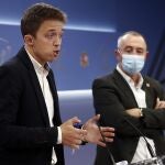 El portavoz en el Congreso de Más País, Íñigo Errejón (i), y el portavoz parlamentario de Compromís, Joan Baldoví, dan una rueda de prensa tras asistir a la reunión de la Junta de Portavoces, este martes, en el Congreso de los Diputados.