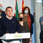El coordinador general de EH Bildu, Arnaldo Otegi (1i), junto a los encausados del caso Bateragune Sonia Jacinto (3d) y Rafa Síez Usabiaga (1d), en la sede de EH Bildu, Donosti, Euskadi (España), tras la decisión del Supremo de que fuesen juzgados de nuevo
