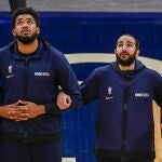 El jugador Ricky Rubio (d) de Minnesota Timberwolves junto a Karl-Anthony Towns escuchan el Himno Nacional antes de un encuentro