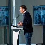 El coordinador general de EH Bildu, Arnaldo Otegi (centro), junto a los encausados del caso Bateragune Arkaitz Rodríguez (2d) y Sonia Jacinto (1d), comparece en la sede del partido tras la decisión del Supremo