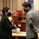 El portavoz de ERC Gabriel Rufián conversa con la portavoz de EH Bildu, Mertxe Aizpurua, ambos propuestos para formar parte de la comisión de secretos oficiales