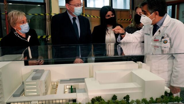 El president de la Generalitat, Ximo Puig y la consellera de Sanitat, Ana Barceló durante su visita a las obras de ampliación del Hospital Clínico de València en diciembre de 2020