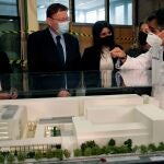 El president de la Generalitat, Ximo Puig y la consellera de Sanitat, Ana Barceló durante su visita a las obras de ampliación del Hospital Clínico de València en diciembre de 2020