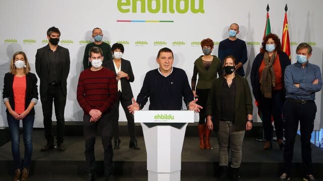 El coordinador de EH Bildu, Arnaldo Otegi, comparece este martes en la sede de EH Bildu de San Sebastián. Otegi ha opinado que la decisión del Tribunal Supremo de repetir el juicio contra él y otros dirigentes abertzales por el caso Bateragune pretende "criminalizarlos" para "desestabilizar el escenario político", en el que la coalición abertzale es cada vez más "decisiva".