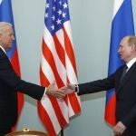 El entonces vicepresidente Joe Biden y Vladimir Putin en Moscú en 2011
