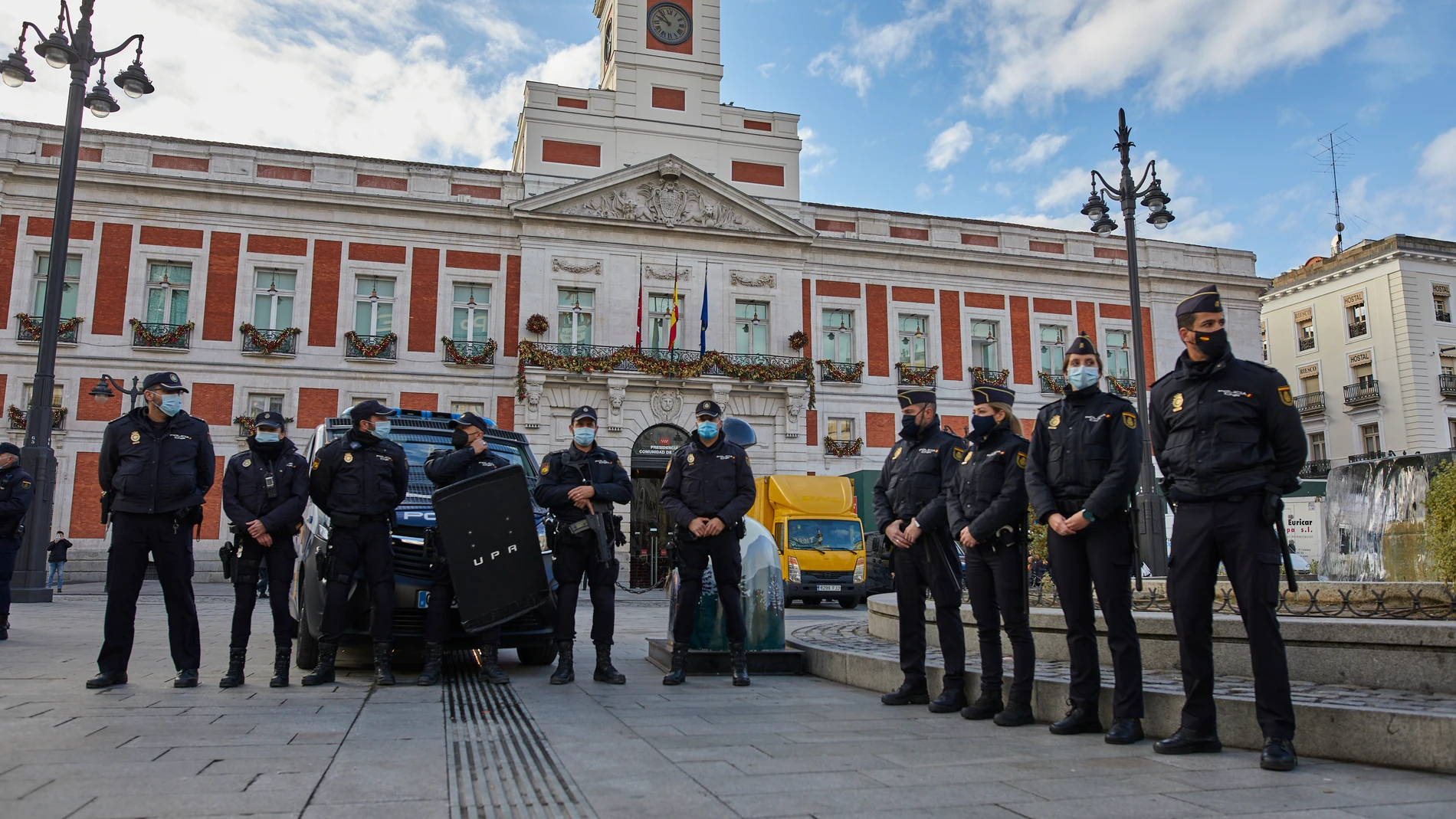 Varios agentes de la Policía Nacional durante la presentación de la Jefatura Superior de Policía de un dispositivo especial de seguridad en el marco de la 'Operación Navidad' en la Puerta del Sol durante el año pñasado
