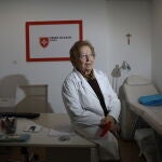 La doctora María Pilar Núñez y Cubero, religiosa de la Orden de Malta, en el centro de asistencia San Juan Bautista (Madrid)
