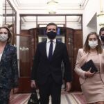 La portavoz parlamentaria del PP, Cuca Gamarra, el presidente del PP, Pablo Casado y vicesecretaria de Política Social del PP, Ana Pastor a su llegada a la sesión plenaria en el Congreso