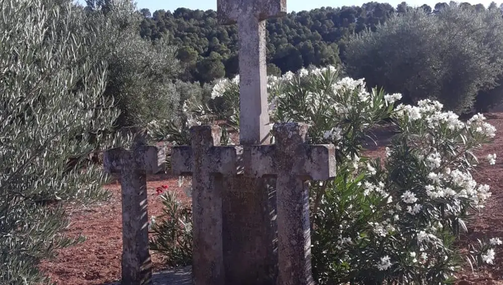 Estela funeraria de Valentín Gamazo y sus tres hijos