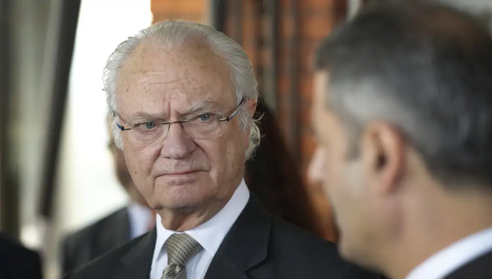 El rey Carlos XVI Gustavo de Suecia abandonó este jueves su habitual discreción política