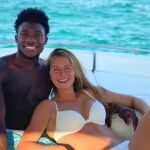 Alphonso Davies junto a su novia, Jordyn Huitema