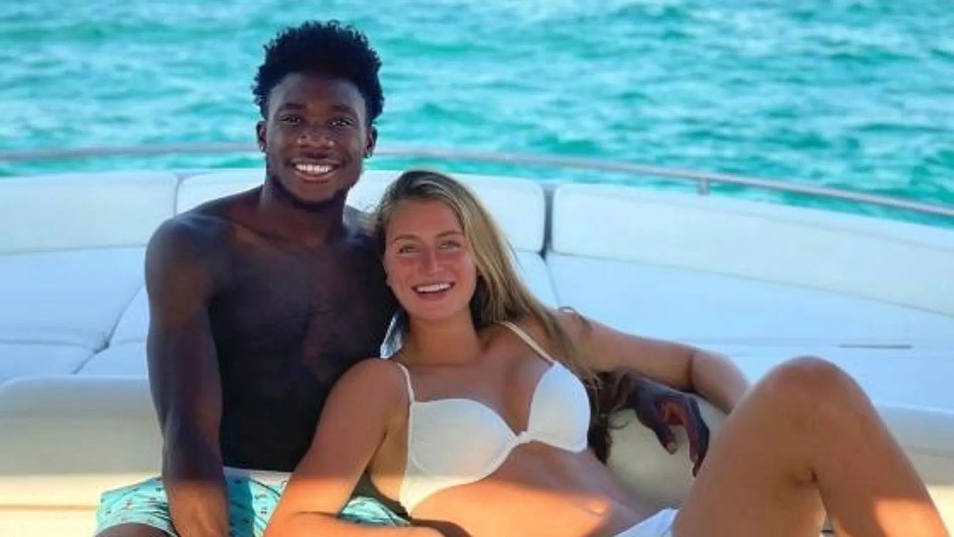 Alphonso Davies junto a su novia, Jordyn Huitema
