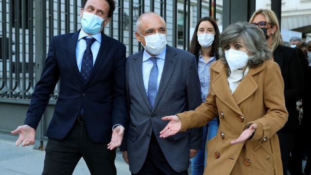 Los diputados del PSOE, Maria Luisa Carcedo, y Rafael Simancas (c) junto al portavoz de Cuidadanos en el Congreso, Edmundo Bal tras la aprobación en el pleno del Congreso de la proposición de ley que regulará la eutanasia.