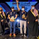 Carlos Sainz y Lucas Cruz, en el podio del Baja Ha'il II
