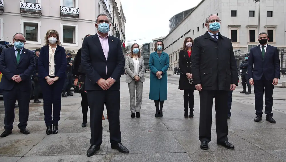 El presidente del Consejo General de Colegios Oficiales de Médicos (CGCOM), Serafín Romero (2i) y en el fondo, la vicesecretaria de Política Social del PP (3i) y la portavoz del Grupo Popular en el Congreso, Cuca Gamarra (4i) y demás médicos de la Organización Médica Colegial (OMC) guardan 80 segundos de silencio (1,20 minutos) frente al Congreso de los Diputados, en Madrid (España), a 17 de diciembre de 2020. El acto, celebrado en las inmediaciones de la sede de la OMC, se ha realizado en recuerdo y homenaje para los 80 médicos y médicas fallecidos durante la pandemia por COVID19 en el ejercicio de su profesión.17 DICIEMBRE 2020Eduardo Parra / Europa Press17/12/2020
