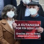 Imagen de archivo de la exministra de Sanidad, María Luisa Carcedo, junto a Ángel Hernández, que ayudó a morir a su mujer, enferma de esclerosis múltiple, al aprobarse la ley de la eutanasia