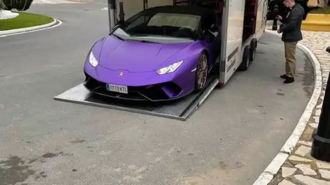 Mostraba en sus redes sociales cómo le traían coches de lujo