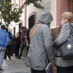 Colas en un comedor social de Sevilla, una de las actividades a las que la Iglesia dedica fondos