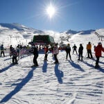 Esquiadores con mascarillas en la estación de esquí de Sierra Nevada
