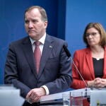 El primer ministro sueco, Stefan Löfven, y la viceprimera ministra Isabella Lovin comparecieron este viernes para anunciar las nuevas medidas
