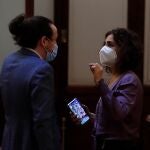 La ministra de Hacienda, María Jesús Montero, conversa con el vicepresidente segundo, Pablo Iglesias