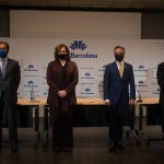 (I-D) El presidente del consejo de administración de la Fira de Barcelona, Pau Relat, la alcaldesa de Barcelona, Ada Colau, el conseller de Empresa y Conocimiento de la Generalitat de Catalunya, Ramón Tremosa y el consejero delegado de Fira de Barcelona, Constantí Serrallonga