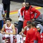 James Harden, de pie, en un partido de preparación de los Rockets