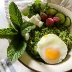 En la imagen, cuscús de brócoli con feta, madroño, pepino, huevo y menta.