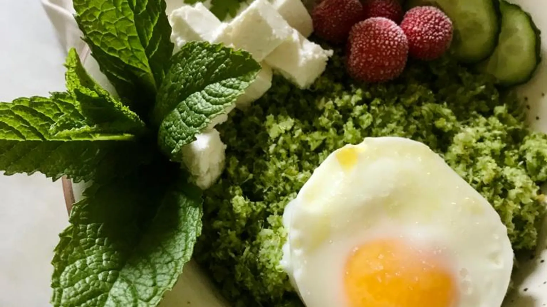 En la imagen, cuscús de brócoli con feta, madroño, pepino, huevo y menta.