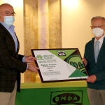 El consejero de Agricultura, Ganadería y Desarrollo Rural, Jesús Julio Carnero, entrega uno de los premios