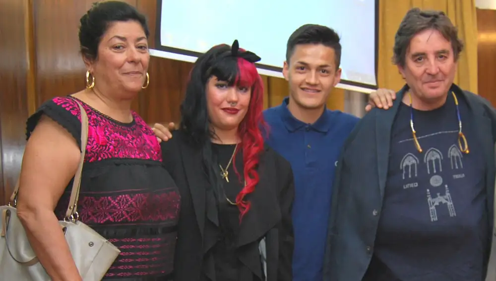 Almudena Grandes y Luis García Montero junto a su hija Elisa