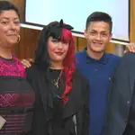 Almudena Grandes y Luis García Montero junto a su hija Elisa