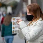 Una persona enseña varios décimos de lotería de Navidad. En Sevilla (Andalucía, España), a 18 de diciembre de 2020