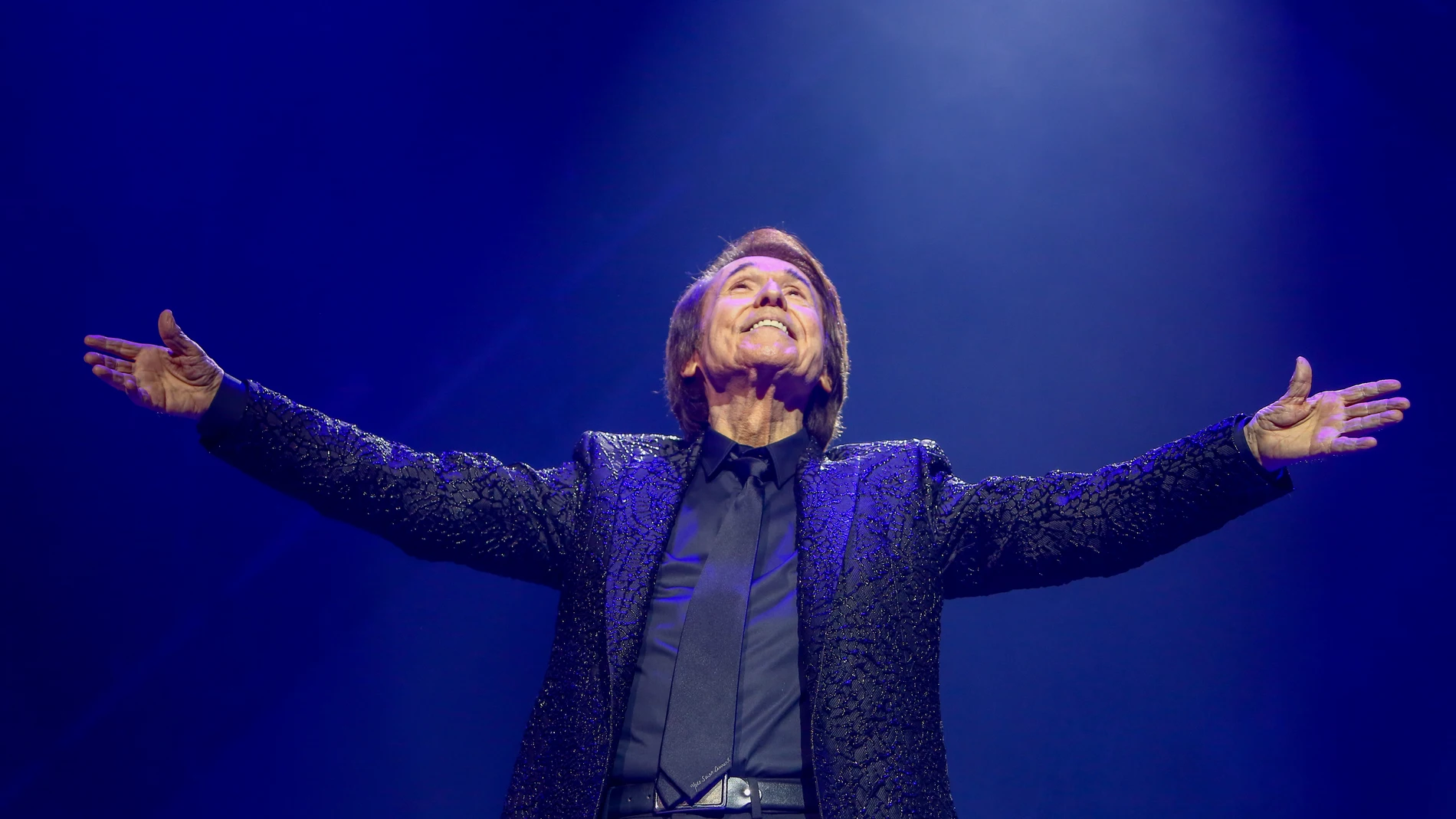 El cantante Raphael durante su concierto en el Wizink Center en Madrid (España)