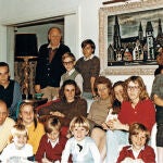 Imagen de una reunión navideña con la familia paterna en 1986. Almeida está sentado junto a su prima (con camisa roja)
