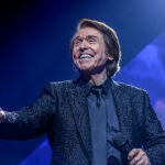 El cantante Raphael durante un concierto