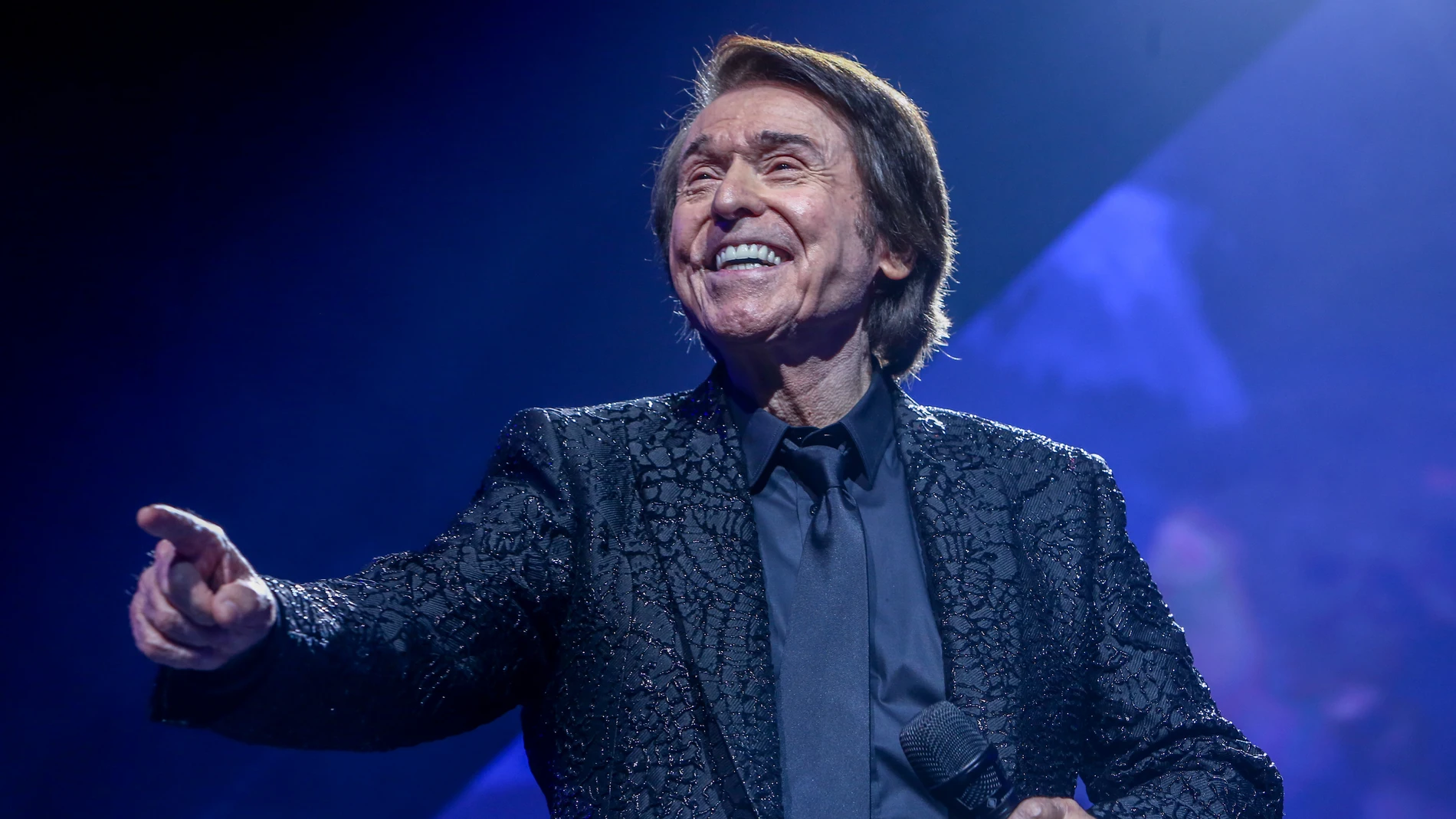 El cantante Raphael durante un concierto