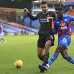 Joel Matip, izquierda, durante el partido que sí jugó contra el Crystal Palace.